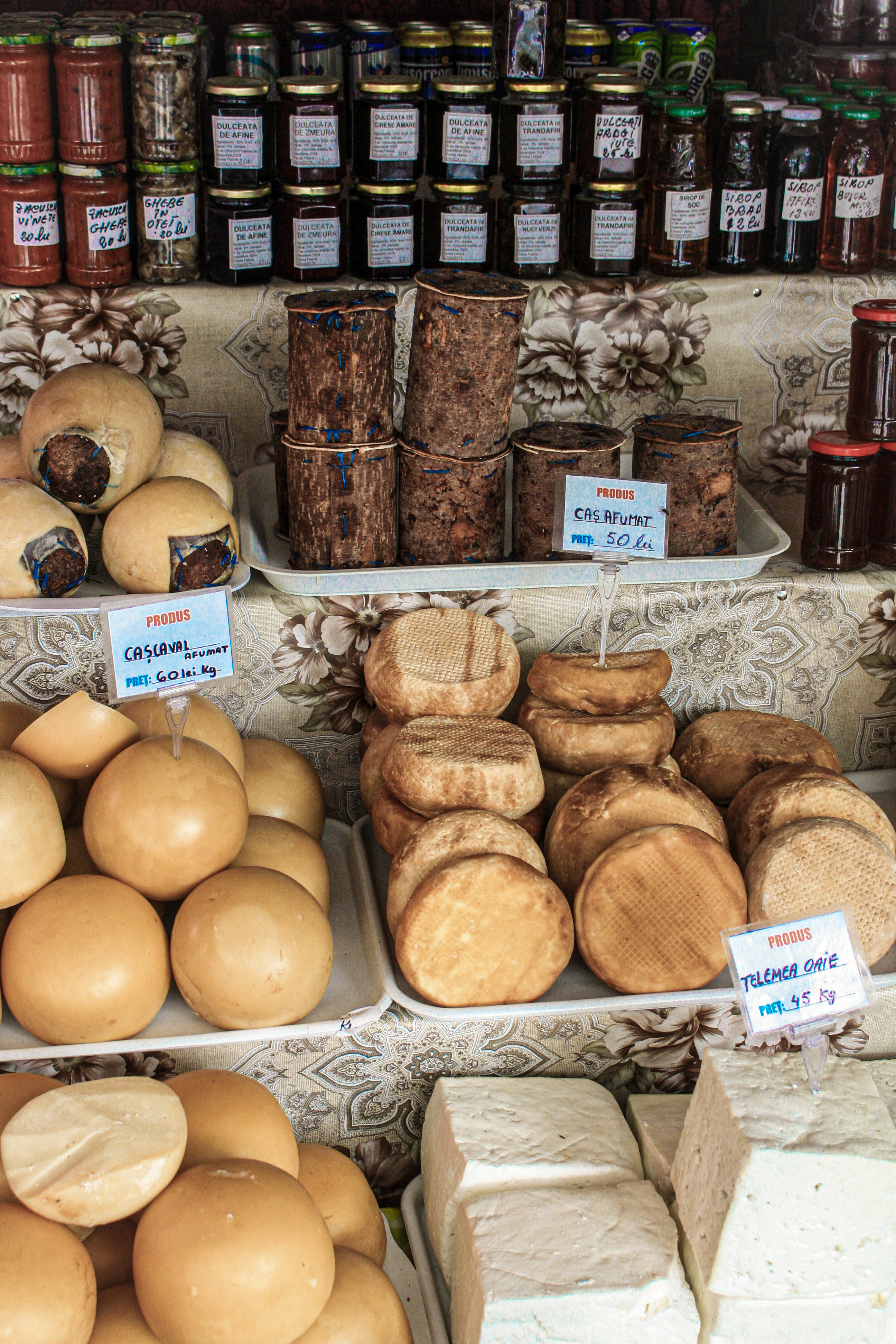 Tradiční rumunské sýry – telemea, brynza a další speciality z Karpat.
