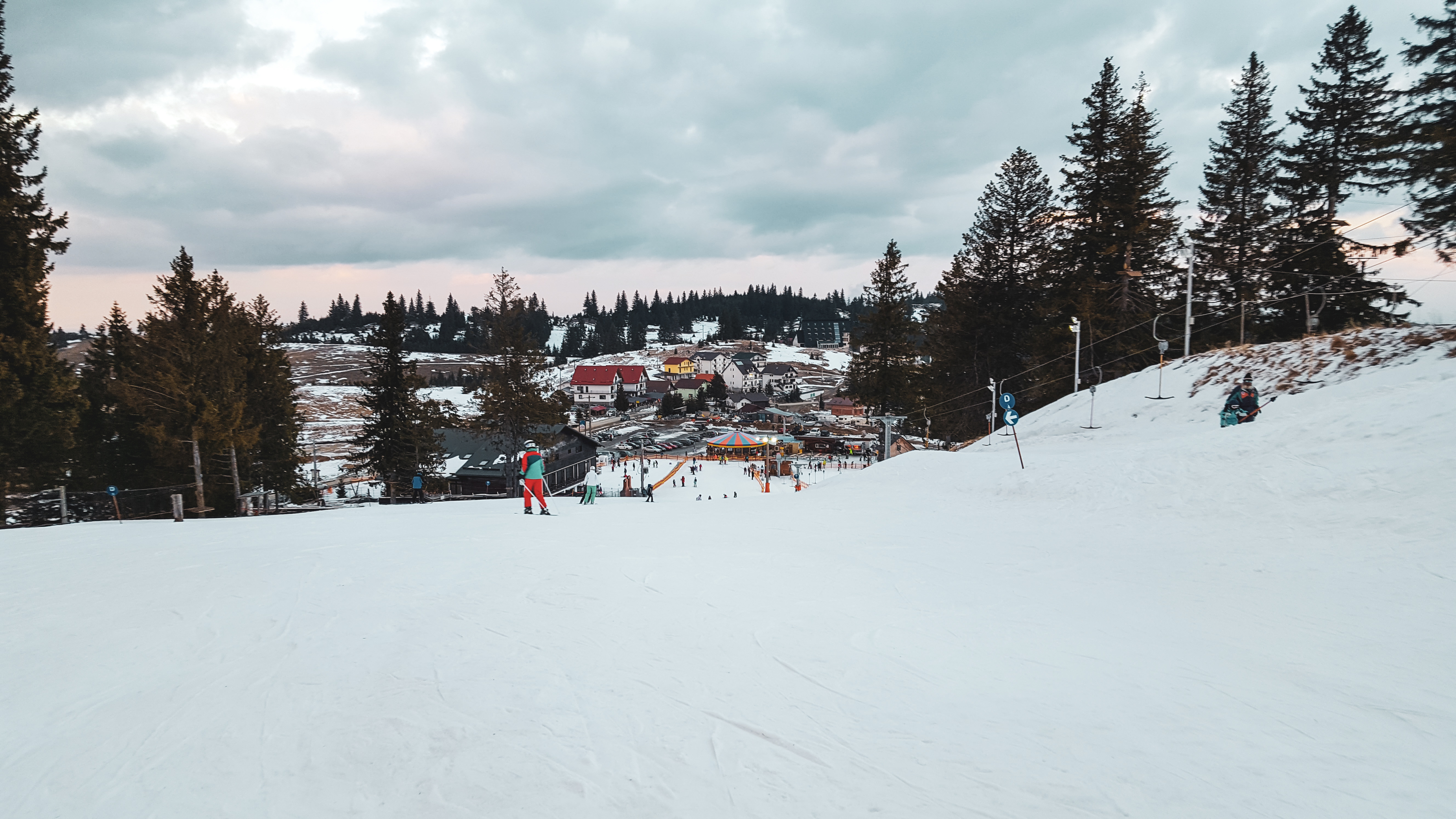 Lyžařské středisko Păltiniș – pohled zvrchu na sjezdovku, která nabízí vynikající podmínky pro lyžování v Transylvánie.